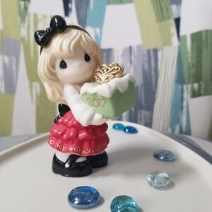 Precious Moments May the Gift of Love Be Yours This Season Girl Dated 2017 Heart